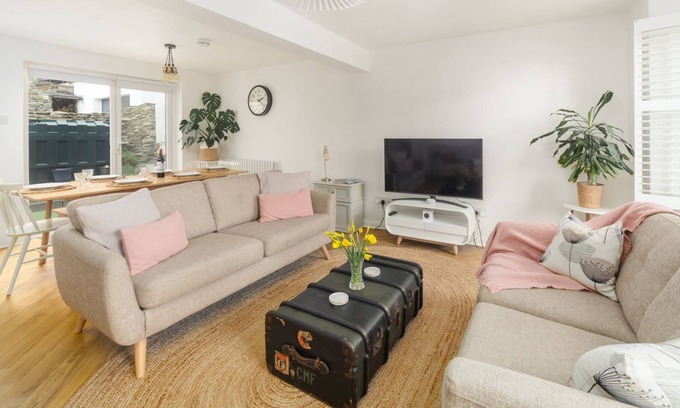 Laxey Cottage | Mariners House - a holiday cottage that sleeps 6 guests in 3 bedrooms