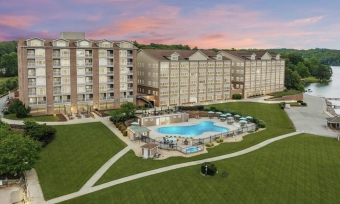 Huddleston Condo | Mariners Landing Condo at SML. AMENITY OVERLOAD!
