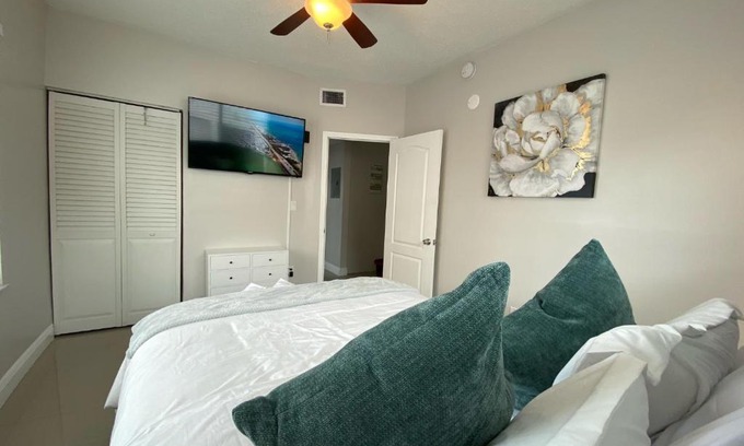 East Little Havana Apartment | Marlins Park Suites - APT 2 - Gallo Suite