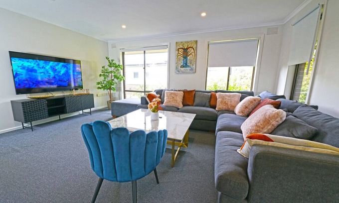 Ringwood House | Maroondah 3BR Brick House Free Wi-Fi Parking