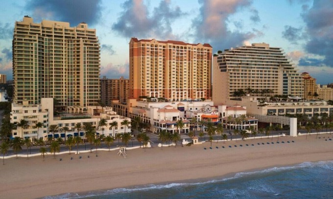 Central Beach Condo | Marriott's BeachPlace Towers Luxury Guest Room
