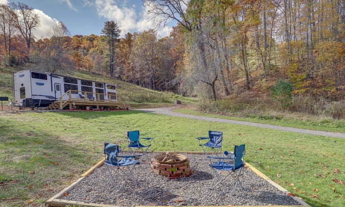 Mars Hill Cottage | Mars Hill Retreat: Charcoal Grill & Elevated Deck!