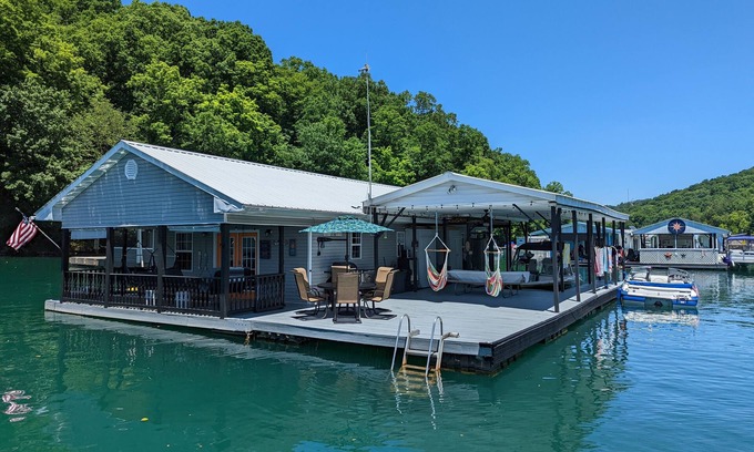 Big Creek House | MarshMellow Floating House @ Whitman Hollow Marina- Norris Lake