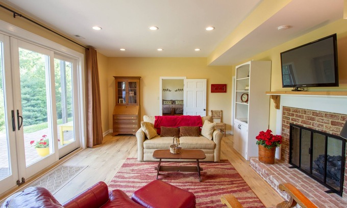 Ivy House | Martin Suite · Martin Suite | Views & Close to Heart of Cville