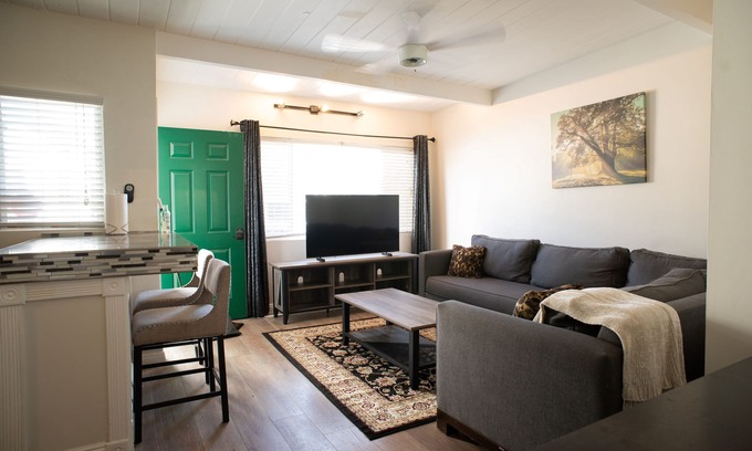 Mid-Wilshire House | martini suite