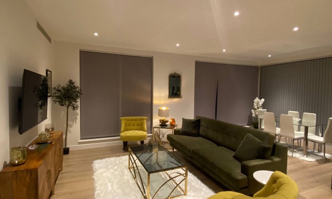 London Borough of Hounslow Apartment | Marvelous 3 Bed Penthouse in Kewbridge