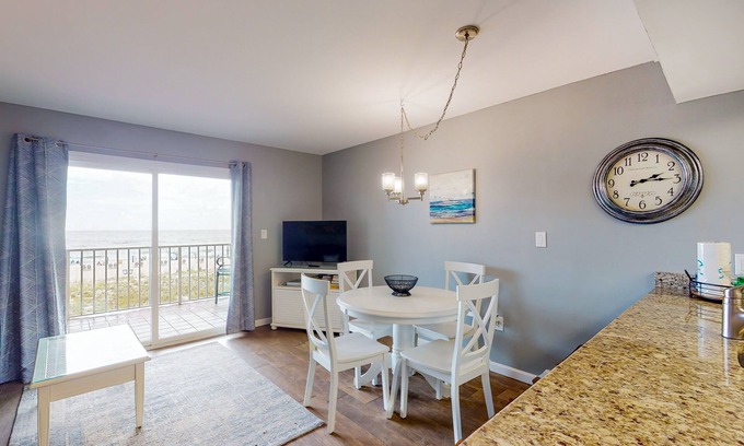 Gulf Shores Condo | Marvelous Gulf front condo w/community outdoor pool, hot tub, and beach access