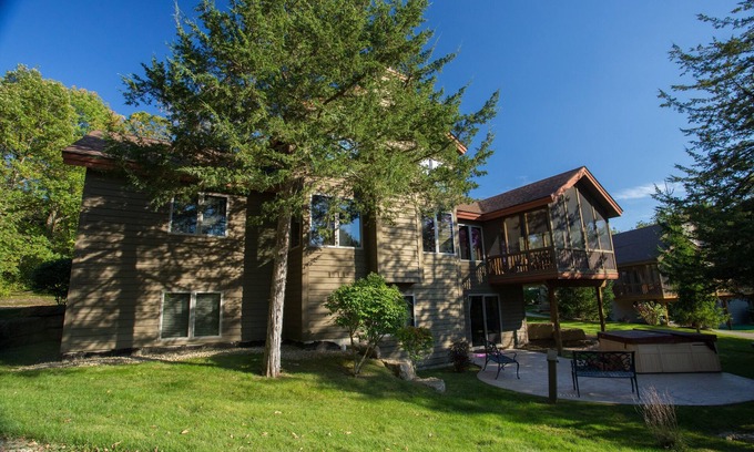The Galena Territory House | Marvelous Home Away From Home, 4 + 5 Bdr Nxt Dr - Lrg Group Gathering -With Hot Tubs