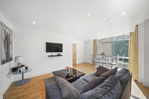 Bermondsey Apartment | Marx Stylish 1-Bed Apartment Near London Bridge & Tower Bridge - Great Location with Free Parking