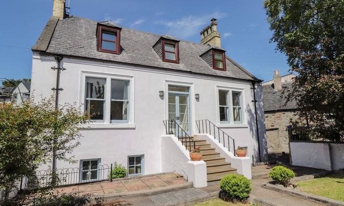 Inverness City Centre Cottage | MARY ANN VILLA, family friendly, with a garden in Inverness