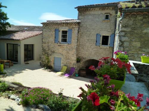 Brujas Bed & Breakfast | Mas les Dolmens Chambres et table d'hôtes