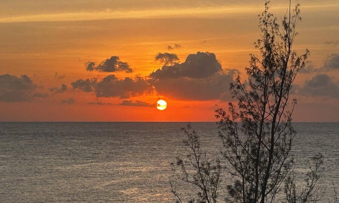 Northwest Point Apartment | Massive 3 bed 3.5 bath sea/pool view condo set amid lush tropical gardens