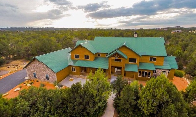 Zion National Park East Entrance Cabin | MASSIVE 9 BEDROOM LUXURY CABIN! PERFECT FOR REUNIONS AND RETREATS!