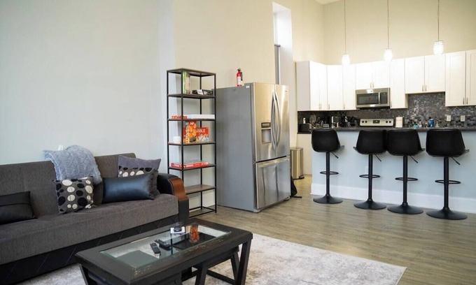 Downtown Baltimore Apartment | Massive Downtown Penn Station apt w/parking