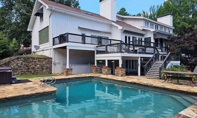 Gainesville House | Massive Lakefront Mansion, 7BR/6BA 11 beds, private pool & dock, 9200sqft+