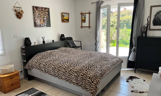 Gaillac Bed & Breakfast | Master suite in single-storey house with terrace