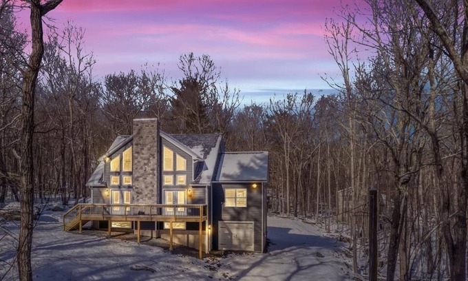 Lackawaxen Ski Chalet | Masthope Mountain Community Just Built- Sprawling Chalet w/ Hot Tub