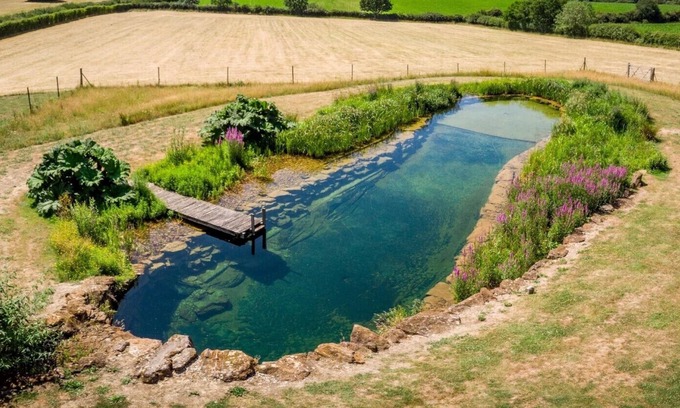 Bletchingley House | Matties Loft - peaceful, private garden/hot tub, swimming lake, Spa and wellness
