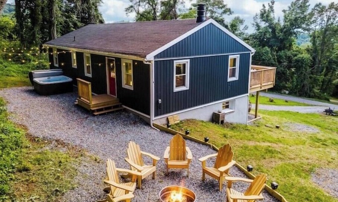 Stanley Cabin | Mattis Getaway! Hot Tub Movie room Mt View EVCharger