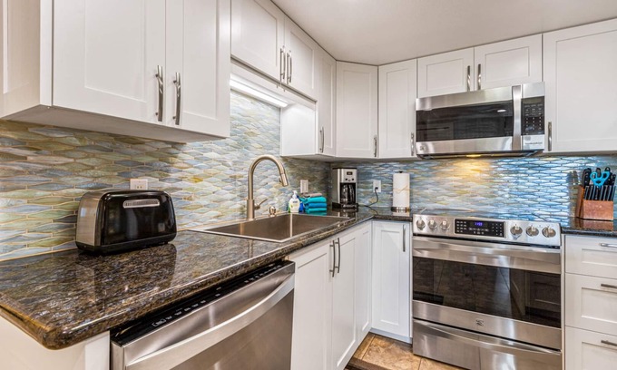 Kihei Condo | Maui Banyan Remodeled Top Floor - Steps to Beach and Shopping