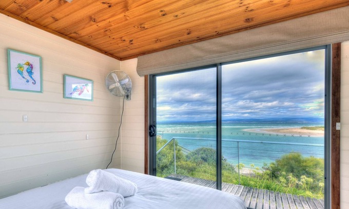 Coles Bay House | Mauroma - Beachfront property!
