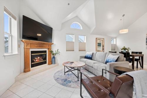 Half Moon Bay House | Mavericks Penthouse Downtown Luxury on Main Street Half Moon Bay