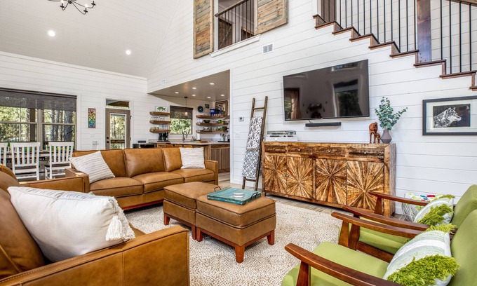 Broken Bow Cabin | Maxwell House - Boho-inspired Cabin on Large Lot, EV Car Charger, Sleeps 10