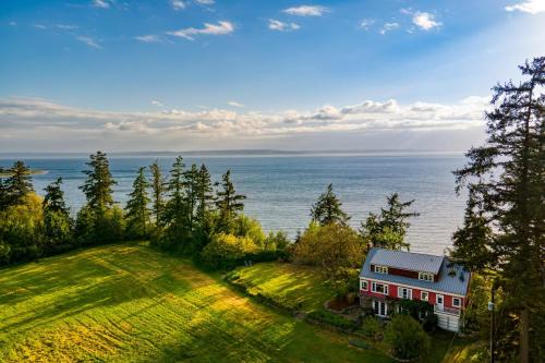 Clinton House | Maxwelton Aerie Bluffside Retreat w Sweeping Puget Sound Views Firepit