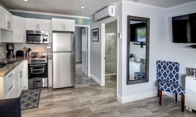 Hollywood Hills Hotel | May-Dee Suites