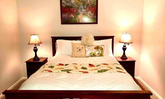 Tyler House | MAY'S FLOWERS , Stylish 4 Bedroom house, High Speed Internet, Equipped Kitchen