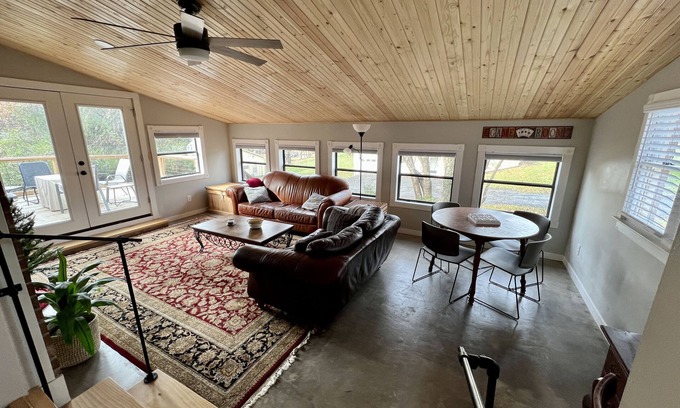 Mount Airy House | Mayberry’s Best! Peaceful, Bonus Room, Deck, Huge Yard, 5 min to downtown