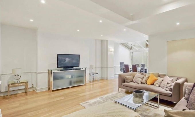 Knightsbridge Apartment | Mayfair: Luxurious 3 bedroom, 2.5 bathrooms Flat