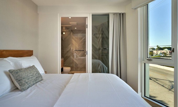 Blanco - Culver Crest Hotel | Mayumi