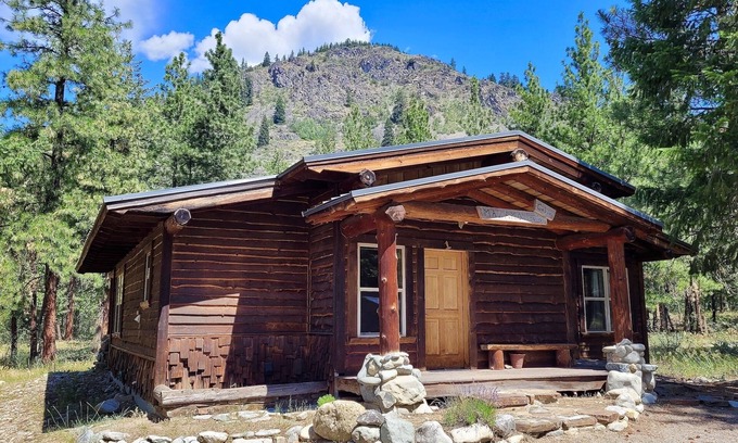 Mazama Cabin | Mazama Trails Cabin-Close to the North Cascades,Ski Trail, Dog Friendly!