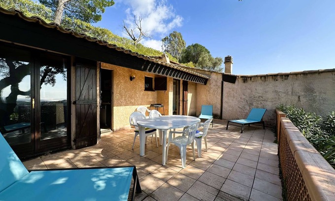 La Londe-les-Maures House | Mazet for 4 people with sea view and shared pool in La Londe-Les-Maures