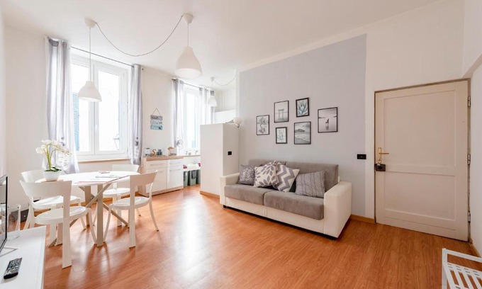 Rapallo Apartment | Mazzini 12, Elegant Central Apartment, Air Conditioning, Wi-Fi, Just 100 mt from the Public Beach, the Ideal Choice for a Relaxing and Exciting Coastal Escape, private garage available on request at 20,00 per night