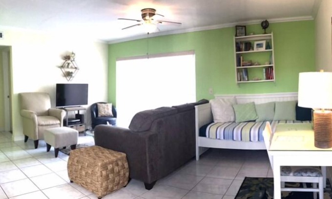 Madeira Beach Condo | MBYacht Club,Tropical Waterview from LR, 2 Htd Pools,Walk to Bch,Gym,Piers,Park