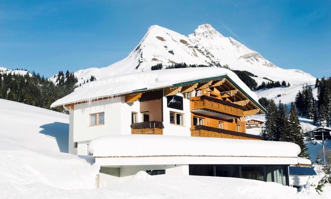 Steeg Apartment | MBZ Birg 1414