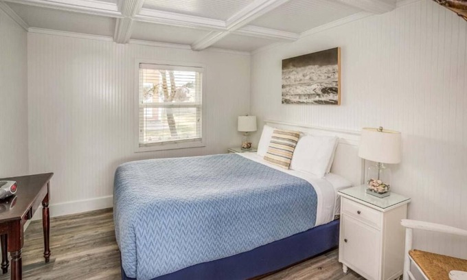 Downtown Cannon Beach Hotel | McBee Cottage - Grand Queen with Kitchenette at Cannon Beach Hotel Collection