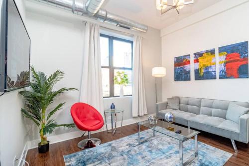 Near South Side Apartment | McCormick Place Charming 420 Friendly 3BR Suite with Optional Parking Sleeps 8 Guests Near Soldier Field and Lakefront Trail