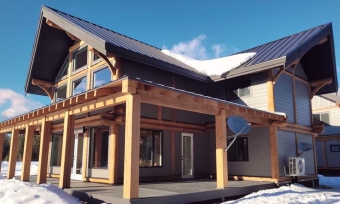 Central Okanagan Resort | McCulloch Lake Resort -Chalet 2 PRIVATE HOTTUB, 4 Bedroom, 2 Livingroom, 3 Bath