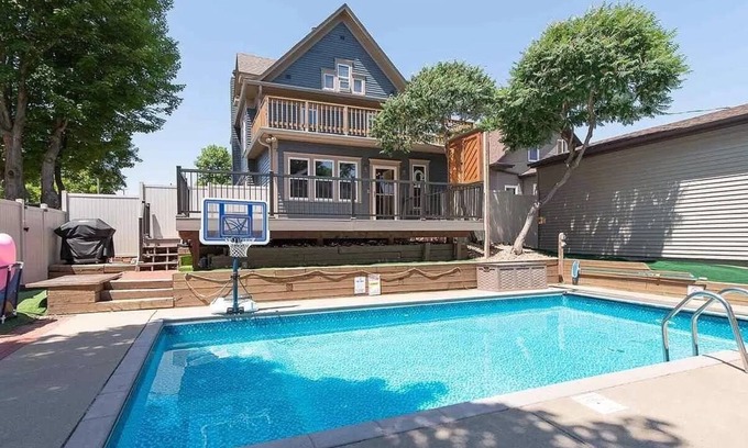 Sioux Falls House | McKennan Park Poolside Oasis