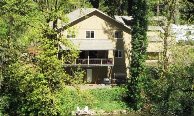 Vida House | McKenzie Riverfront-w Hottub woodstove+wood
