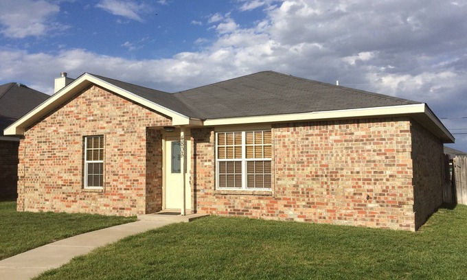 Amarillo House | McKinley House - Garage, Gym and Fenced Back Yard