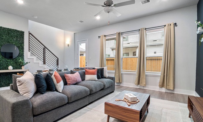 Central Southwest House | MDRN Antigua LXRY Home I Sleeps 10 I 8 min Frm NRG
