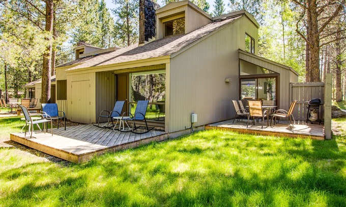Sunriver Condo | MEAD05 - Short Walk to Village, Spacious Grass Lawn
