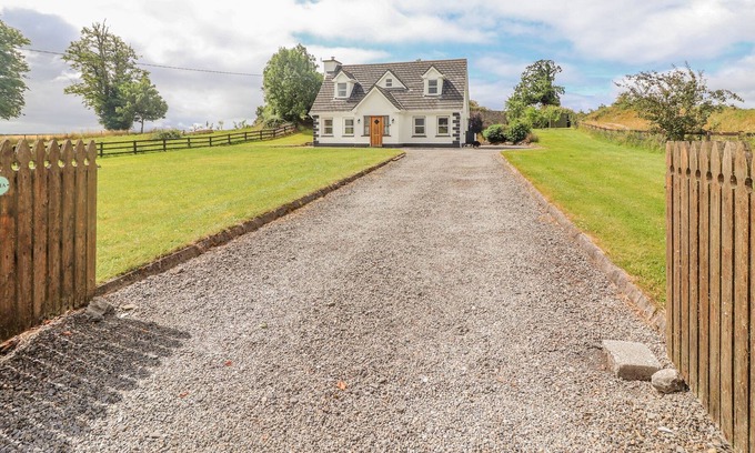 Coolbawn House | MEADOW VIEW, pet friendly in Coolbaun, County Tipperary