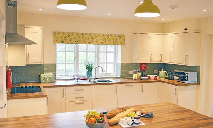 Coln St Aldwyns Cottage | Meadow View - sleeps 6 guests in 3 bedrooms