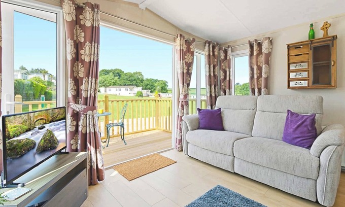 Newton Saint Cyres Ski Chalet | Meadow View Splash Retreat - Swimming Pool & Fishing Nearby