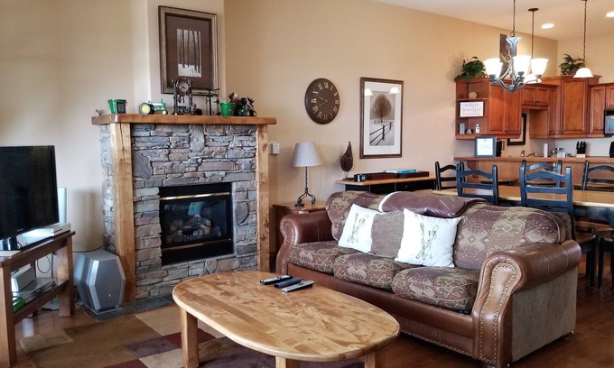 East Kootenay Ski Chalet | Meadowbrook Chalet, Private Hot Tub, True Ski in/Ski Out, Sleeps 10